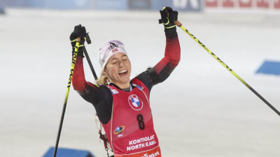 Tiril Eckhoff jublar med armarna i luften.