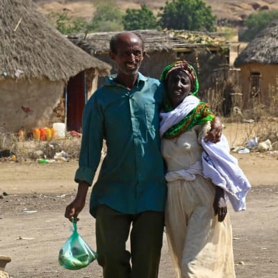 Två etiopier, som flytt undan Tigray-konflikten, promenerar i staden Hamdayit vid den sudanesiska gränsen.