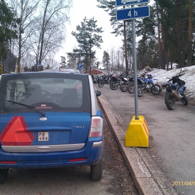 Mopedbil med varningstriangel.