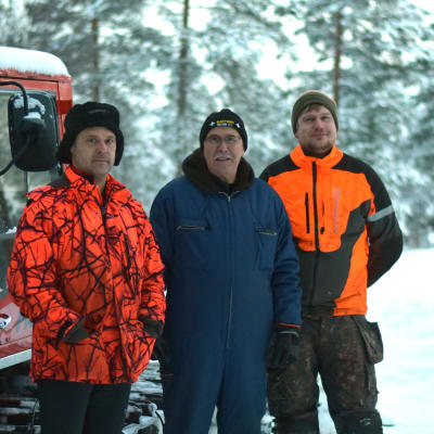 Dennis Gerke, Ulf Bergholm och Gustav Hilden står bredvid en pistmaskin.