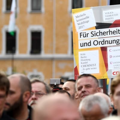 Tyska invandringskritiska demonstranter i Chemnitz håller upp plakat med texten "För säkerhet och ordning".