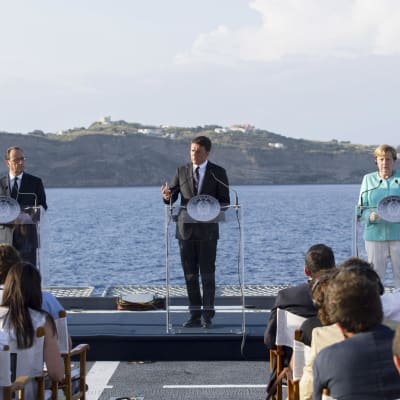 Italiens premiärminister Matteo Renzi (i mitten) bjöd förbundskansler Angela Merkel och president Francois Hollande på middag på hangarfartyget Garibaldi