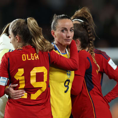 Kosovare Asllani tröstas av spanska spelare.