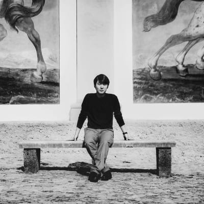 pianisti Seong-Jin Cho istuu suurten taideteosten edessä