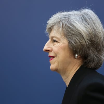 Storbritanniens premiärminister Theresa May i profilbild mot blå bakgrund.