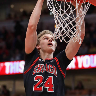 Lauri Markkanen gör poäng.