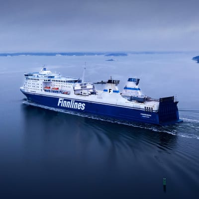 Ilmakuva Finnlinesin Finnswan-laivasta merellä.