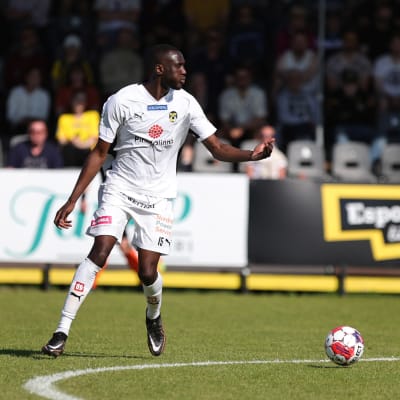 Ibrahim Cisse med bollen.