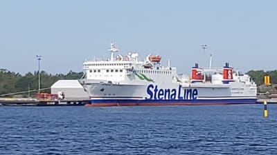 Ett stort vitt fartyg där det står Stena Line ligger i en hamn.