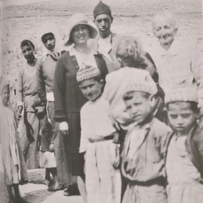 Hilma Granqvist och Sitt Louisa omgivna av barn i byn Artas i Palestina. Hilma intresserade sig särskilt för barnens skolgång, som hon tyckte att gärna hade fått vara bättre ordnad. 1920-talet.