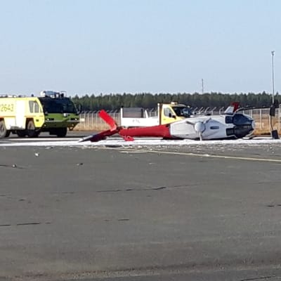 Kraschad helikopter utanför flygfältet i Uleåborg.