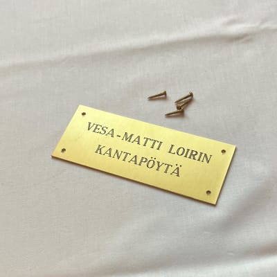 Vesa-Matti Loirin nimikyltti, joka kiinnitettiin ravintola Eliten seinään.
