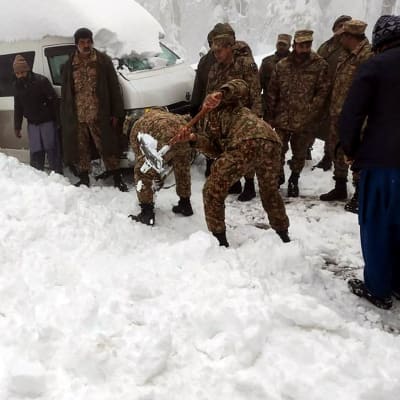 Bilar som fastnat i snön i Pakistan