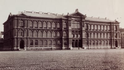 Bild på Ateneums fasad år 1890.