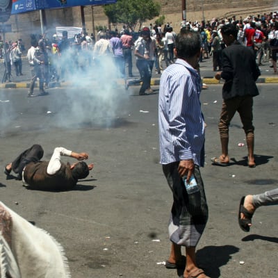 Sammandrabbning mellan demonstranter och houthi-rebeller i Taiz den 22 mars 2015.