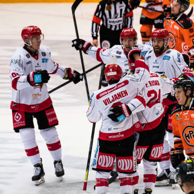 Vasa Sport-spelare firar mål mellan besvikna HPK-lirare.