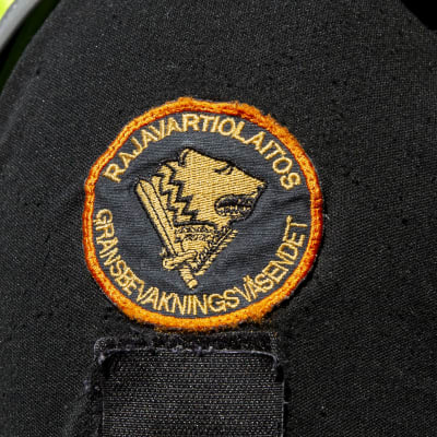En närbild på en gränsbevakares uniform.
