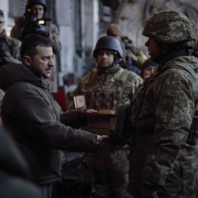 Ukrainan presidentti Volodymyr Zelensky palkitsi sotilaita sodan eturintamassa Bahmutin kaupungissa 20. joulukuuta 2022.