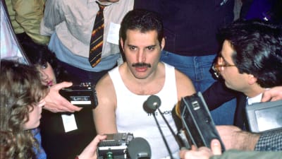 Freddie Mercury toimittajien ympäröimänä 1984