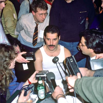 Freddie Mercury toimittajien ympäröimänä 1984