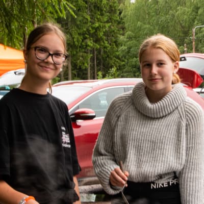 Flickor steker plättar.