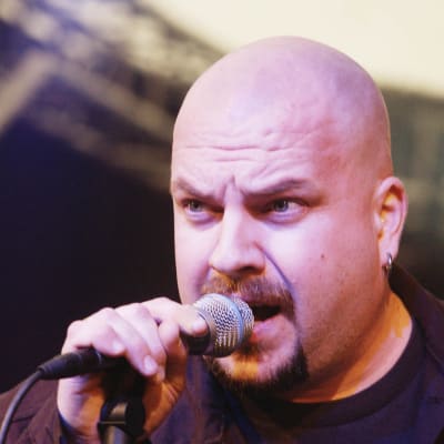 Laulaja Timo Rautiainen esiintymässä 2004