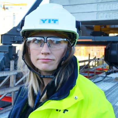 Ulla Judström iklädd reflexväst, hjälm och skyssglasögon.