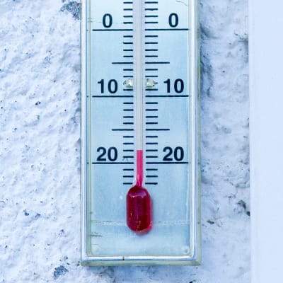 Termometer på en vägg utomhus, visar-18 grader.