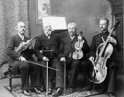 Ett gammalt foto av en stråkkvartett