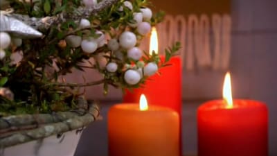 Frostigt jularrangemang med juleljus.