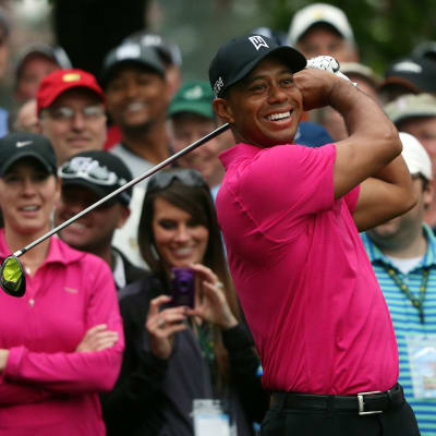En glad Tiger Woods på träningsrunda i Augusta.