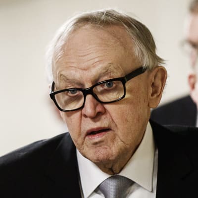 Martti Ahtisaari i kostym. 