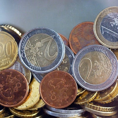 Euron kolikoita kasassa.