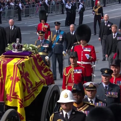Kuningatar Elisabetin arkkua viedään kohti Westminster Hallia.