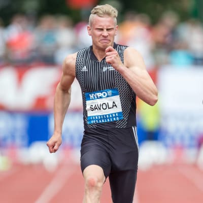 Elmo Savola löper 100 meter