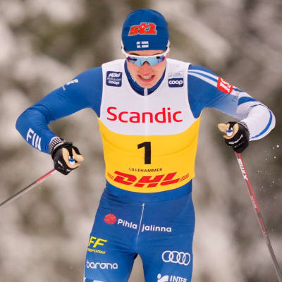 Niilo Moilanen åker skidor.