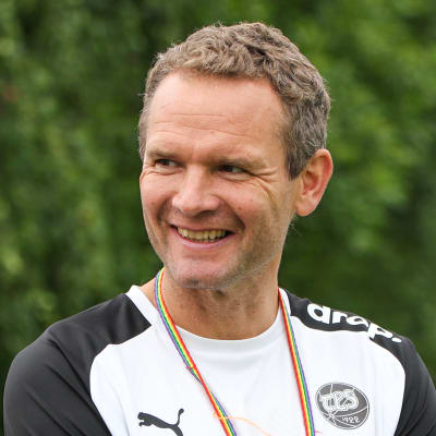 Jonatan Johansson, fotbollstränare för TPS herrlag, står och ler med