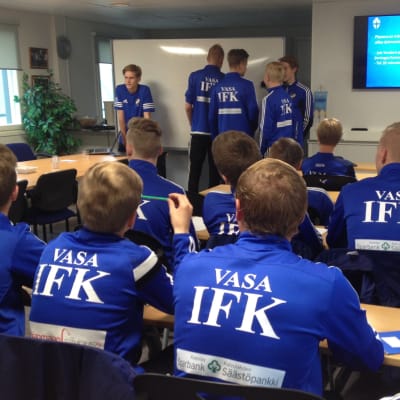 Vasa IFK:s B-juniorer går fotbollens D-tränarkurs, september 2016