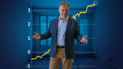 Svenska Yle:s redaktör Patrik Schauman står framför en uppåtsträvande ekonomisk kurva. 
