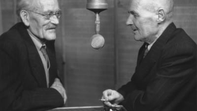 Professor Gustaf John Ramstedt och professor Sakari Pälsi minns gemensamma forskningsresor i Asien i Rundradions studio 1948.