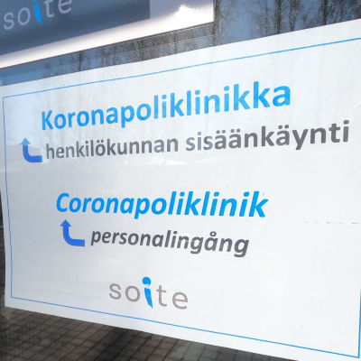 kyltti joka ohjaa henkilökunnan koronapoliklinikalle