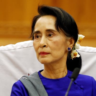 Aung San Suu Kyi under ett möte med NLD:s parlamentariker 1.3.2016
