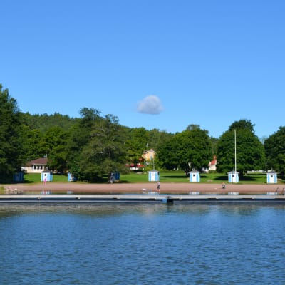 Badstrand, fin solig dag, väldigt lite folk