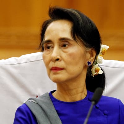 Aung San Suu Kyi under ett möte med NLD:s parlamentariker 1.3.2016