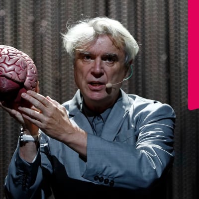 David Byrne håller upp en konstgjord människohjärna.