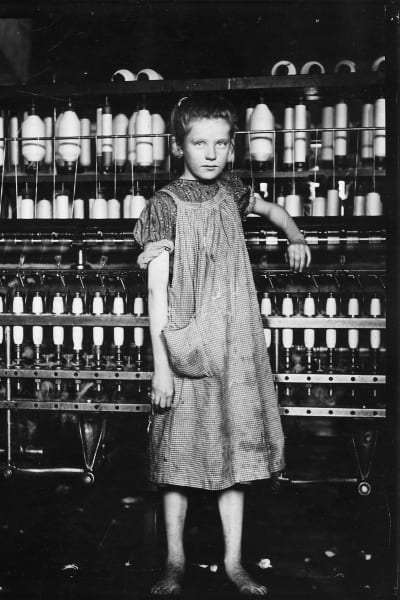 Lapsityöntekijä kehräämössä Yhdysvalloissa vuonna 1910.