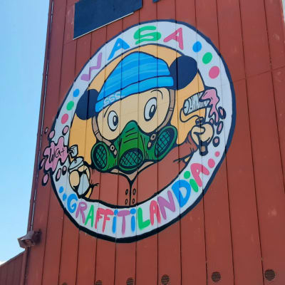 Graffitilandian Logon on tehnyt vaasalaislähtöinen ja nykyään Kirkkonummella asuva Graffititaiteilija Nina Kuu eli Nina Kuukari