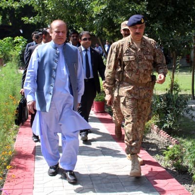 Pakistans premiärminister Nawaz Sharif (tv) ansätts av misstankar om penningtvätt vilket i värsta fall kan leda till att han avsätts