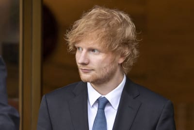 Musikern Ed Sheeran på väg från rättssalen efter att ha vittnat i New York den andra maj 2023.