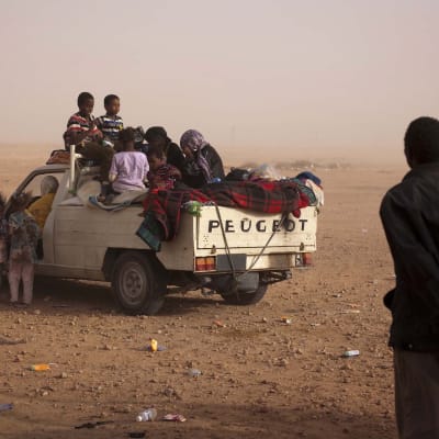 Migranter från Mali i ett ökenlandskap efter att de flytt Sirte, Libyen i september 2011